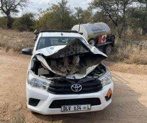 PAY KNM ELEPHANT CRUSHES PICKUP TRUCK