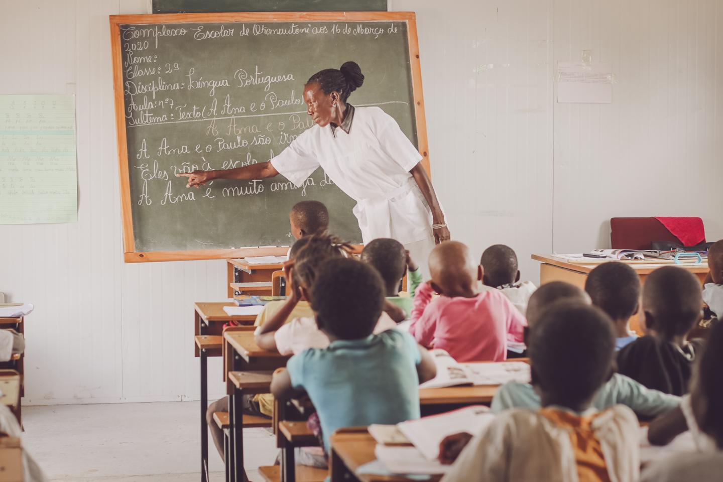 COVID-19: Mais de quinhentos milhões de crianças em idade escolar não conseguem ter acesso à aprendizagem à distância durante o encerramento das escolas, diz o novo relatório