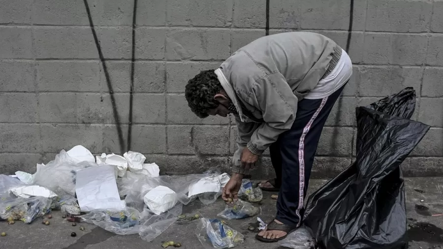 Morador procura resto de comida no lixo em São Paulo Imagem: Reinaldo Canato/UOL