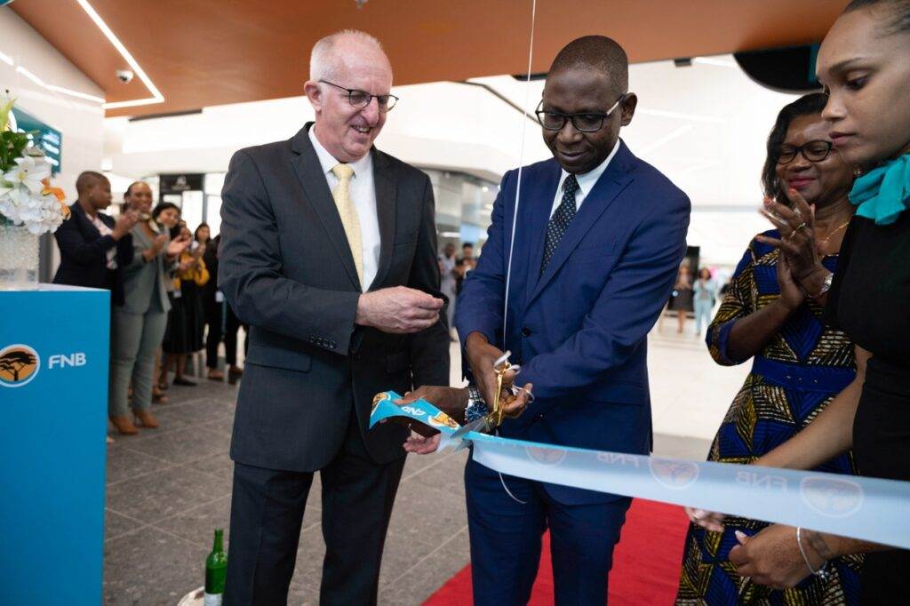  O FNB Moçambique (FNBM) inaugurou hoje, 26 de Abril, o seu Balcão no Centro Comercial Baía Mall, na Avenida Marginal, em Maputo 