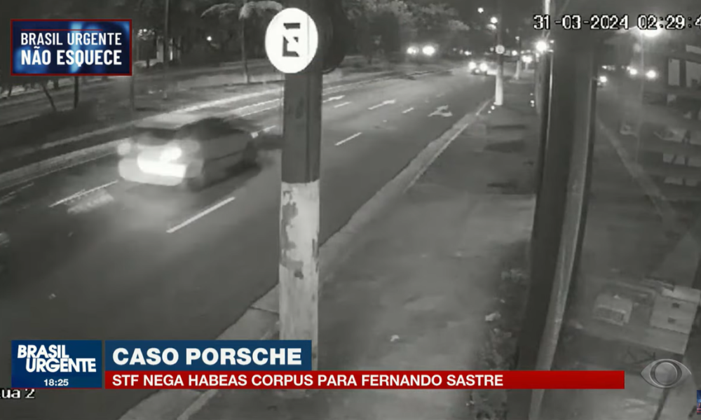 Imagem do carro envolvido no acidente do caso Porsche com a cena do impacto visível.