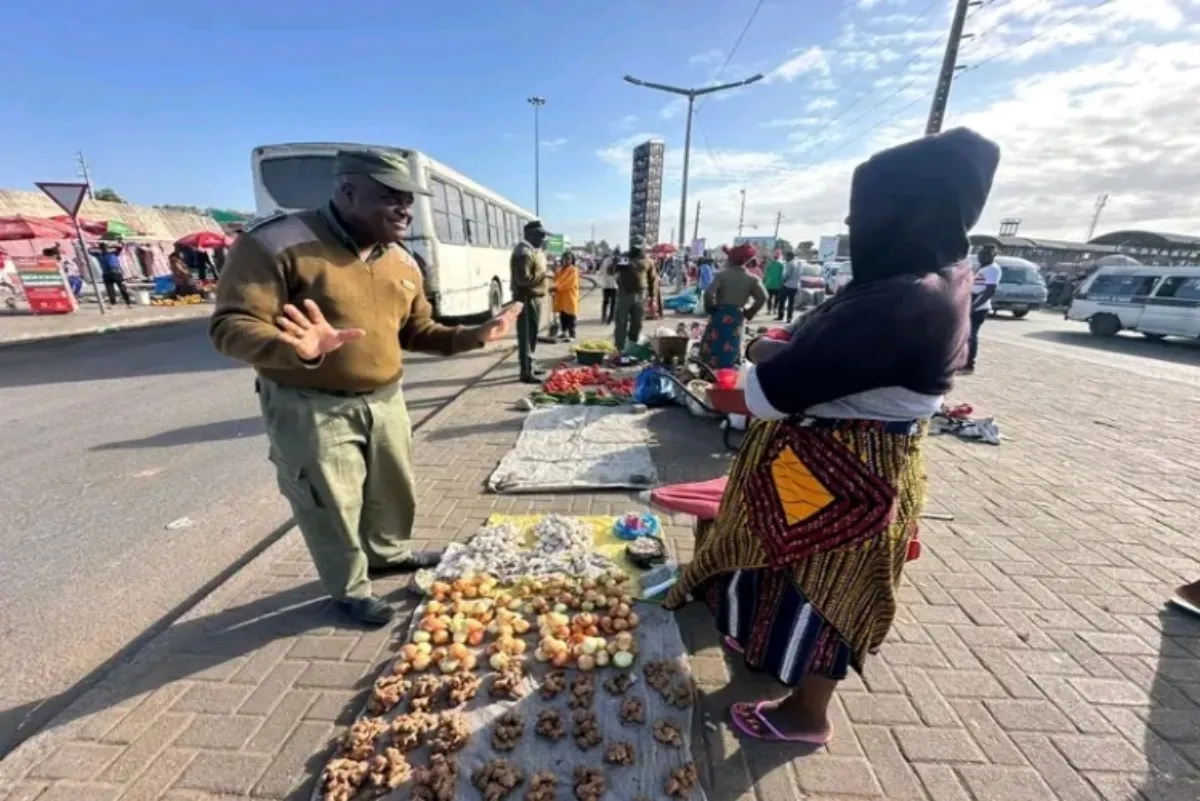 Termina hoje a fase de sensibilização dos vendedores informais na Praça dos combatentes As imagens podem estar sujeitas a direitos de autor. Saiba mais