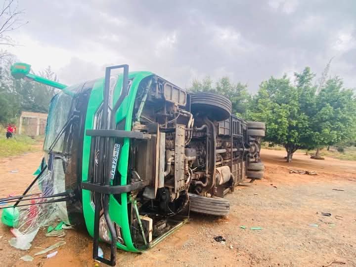 Um grave acidente envolvendo o autocarro da equipa de futebol da Associação Desportiva de Vilankulo (ADV) provocou uma morte e deixou vários feridos na tarde desta sexta-feira, na região de Chissibuca, distrito de Zavala, província de Inhambane. O sinistro ocorreu durante o regresso da caravana desportiva à cidade de Vilankulo, após a vitória da ADV por 1-0 frente ao Desportivo de Nacala, em jogo válido para a sexta jornada do Moçambola 2025. O veículo transportava jogadores, equipa técnica e outros membros do staff. De acordo com informações preliminares, o capotamento resultou na morte de um dos integrantes da delegação. Os restantes ocupantes sofreram ferimentos ligeiros e queixas de dores provocadas pelo impacto. Autoridades locais deslocaram-se ao local para prestar assistência imediata às vítimas e iniciar os procedimentos de investigação. As causas do acidente ainda não foram oficialmente divulgadas. Esta notícia está em atualização.