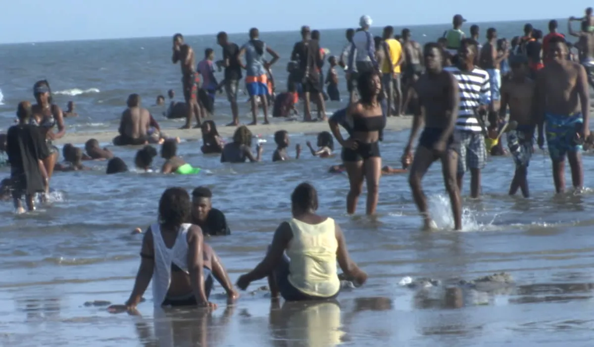 Praia de Maputo com calor de 35 graus em agosto