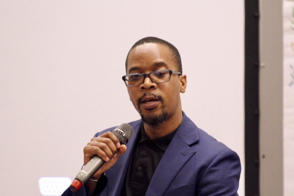 ARQUITETURA ELEITORAL EM MOÇAMBIQUE: HERMENEGILDO MULHOVO DEFENDE REFORMAS PROFUNDAS PARA REDUZIR PARTIDARIZAÇÃO E REFORÇAR CONFIANÇA PÚBLICA MAPUTO – O especialista e actor cívico Hermenegildo Mulhovo defende uma reestruturação profunda da arquitectura institucional eleitoral em Moçambique, alertando que o actual modelo permanece fortemente condicionado por dinâmicas partidárias que fragilizam a confiança pública e a independência das instituições de gestão eleitoral. A posição surge no âmbito de uma análise intitulada "Arquitetura Institucional e Administração Eleitoral em Moçambique: Uma Leitura Contextual das Reformas e dos Desafios da Justiça Eleitoral", onde o autor revisita três décadas de democracia multipartidária e os seus impactos na configuração da Comissão Nacional de Eleições (CNE) e do Secretariado Técnico de Administração Eleitoral (STAE). O estudo sustenta que a consolidação da democracia moçambicana depende de uma arquitectura eleitoral mais técnica, menos politizada e capaz de garantir equilíbrio entre eficiência administrativa e independência institucional. CONTEXTO HISTÓRICO E ENQUADRAMENTO DAS REFORMAS Na sua análise, Hermenegildo Mulhovo sublinha que o desenho actual das instituições eleitorais não pode ser compreendido fora do contexto dos processos de paz e dos ciclos eleitorais marcados por tensões políticas recorrentes. Segundo o autor, as reformas eleitorais resultam, em grande medida, de negociações entre actores políticos com interesses divergentes, o que influencia directamente a estrutura e funcionamento dos órgãos eleitorais. “As regras do jogo eleitoral são definidas em contextos marcados por interesses políticos, relações de poder e percepções de risco por parte dos actores envolvidos”, afirma Mulhovo no seu estudo. O especialista destaca ainda que reformas estruturantes, como as registadas em 2014, emergiram de momentos de elevada tensão política entre o Governo e a oposição, evidenciando a natureza negociada e não puramente técnica da evolução institucional. PARTIDARIZAÇÃO E CRISE DE CONFIANÇA INSTITUCIONAL Um dos eixos centrais do estudo é a crítica ao que Hermenegildo Mulhovo denomina de “partidocracia”, conceito usado para descrever a influência directa e estrutural dos partidos políticos na administração eleitoral. Segundo o autor, a actual composição da CNE, que integra representantes partidários e da sociedade civil, resultou da tentativa de construir confiança num ambiente histórico de desconfiança política. No entanto, este modelo acabou por gerar novas fragilidades institucionais. Mulhovo observa que, em determinados momentos, as reformas tiveram também motivações de natureza política e organizacional. “Havia igualmente uma preocupação de natureza organizacional e política: a necessidade de acomodar quadros partidários que haviam perdido posições nos níveis municipais”, refere o estudo. O investigador alerta ainda que a sociedade civil, embora formalmente representada, acaba muitas vezes por ser influenciada pelos próprios partidos políticos, o que compromete a sua independência e função de mediação institucional. “Os representantes da sociedade civil acabam frequentemente por ser indicados ou apoiados pelos próprios partidos políticos”, lê-se na análise. PROPOSTAS PARA PROFISSIONALIZAÇÃO DO SISTEMA ELEITORAL Face aos desafios identificados, Hermenegildo Mulhovo propõe um conjunto de reformas estruturantes destinadas a modernizar e despolitizar o sistema eleitoral moçambicano. Entre as principais recomendações, destaca-se a revisão da legislação da CNE e do STAE, com o objectivo de reforçar a independência funcional e a eficiência técnica destas instituições. O autor defende a eliminação progressiva das quotas partidárias no STAE, propondo que as funções executivas sejam desempenhadas exclusivamente por técnicos recrutados através de concursos públicos baseados no mérito e na competência. No caso da CNE, Mulhovo sugere a manutenção transitória da representação partidária, mas com uma alteração substancial no seu papel institucional. “Retirar aos representantes dos partidos o poder deliberativo, reservando-lhes funções de observação e fiscalização”, propõe o especialista. Entre outras medidas estruturantes, o estudo recomenda ainda a introdução de mecanismos de contagem electrónica dos votos e o reforço do papel dos tribunais distritais na supervisão de processos eleitorais, incluindo a possibilidade de ordenar recontagens e anular resultados em casos devidamente fundamentados de irregularidades. VISÃO FINAL: UM MODELO ELEITORAL ORIENTADO PARA A INTEGRIDADE Na conclusão da sua análise, Hermenegildo Mulhovo sustenta que a arquitectura eleitoral moçambicana deve ser entendida como um sistema em transição, moldado por necessidades históricas de acomodação política, mas que hoje exige uma nova fase de maturação institucional. Para o autor, o futuro da administração eleitoral depende menos da presença de actores partidários nas estruturas formais e mais da capacidade de garantir integridade, transparência e eficiência operacional. “Apenas uma análise contextualizada permitirá construir uma arquitetura eleitoral capaz de responder simultaneamente às exigências de legitimidade, eficiência e independência institucional”, conclui Mulhovo. A proposta abre espaço para um debate mais amplo sobre o modelo de gestão eleitoral em Moçambique, num momento em que a confiança pública nas instituições continua a ser um dos principais desafios da democracia no país.