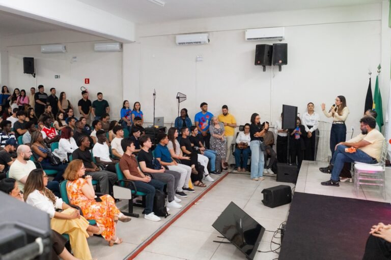 Camila Mariz participa de boas-vindas a novos bolsistas do Programa Casa do Estudante e destaca suporte para permanência universitária