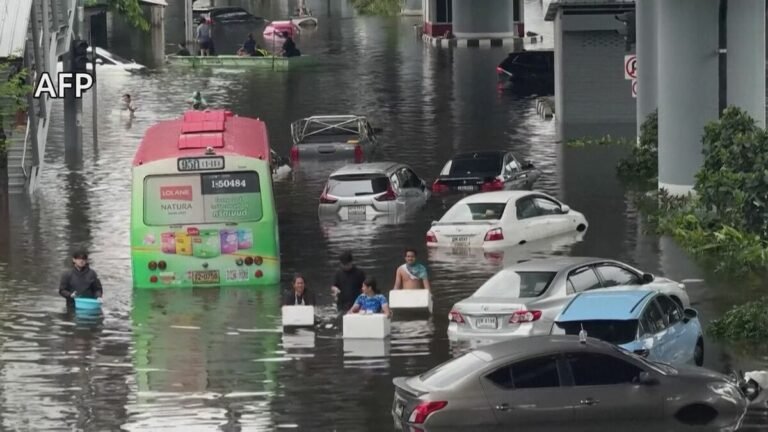 “異例”タイ洪水で40人死亡 首都バンコクも大規模冠水 空港には大量の荷物が…職員不足で処理追いつかず 航空貨物は1週間受け入れ停止