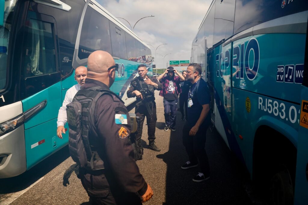 Filho de influenciadora estava em ônibus de escola privada interceptado por criminosos: 'Triste vivermos nessa realidade'