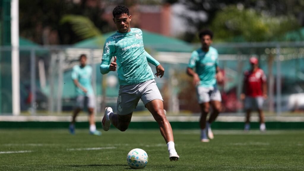 Palmeiras se reapresenta, e Paulinho participa de atividades em campo