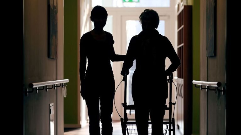 Streit beigelegt: Kabinett beschließt Pflegereform - Gesetz geht in den Bundestag