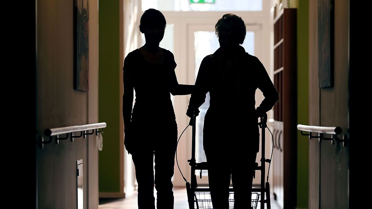 Streit beigelegt: Kabinett beschließt Pflegereform - Gesetz geht in den Bundestag