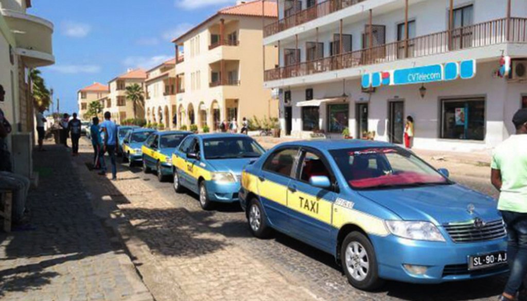 Câmara Municipal do Sal permite uso de taxímetros e fixa tarifas até 1.900 escudos