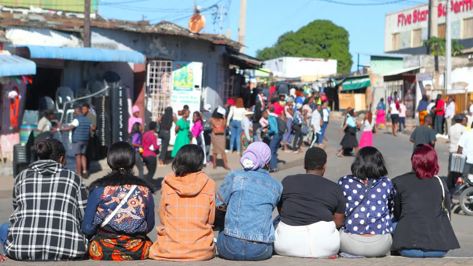 Moçambique prevê contratar 5.541 funcionários em 2027