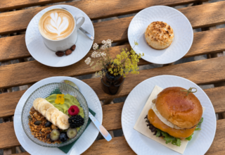 PÁG.1. Este novo café do Bairro Alto tem sandes de arroz de pato, bolos gulosos e até envolve uma história de amor