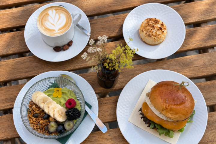 PÁG.1. Este novo café do Bairro Alto tem sandes de arroz de pato, bolos gulosos e até envolve uma história de amor