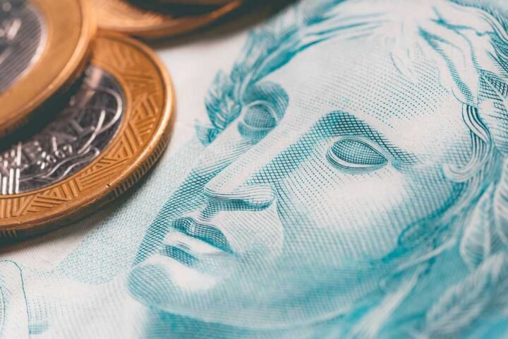 Último pregão antes das eleições tem digestão do Datafolha e IPCA-15; Ibovespa em dólar cai nesta sexta-feira (23)