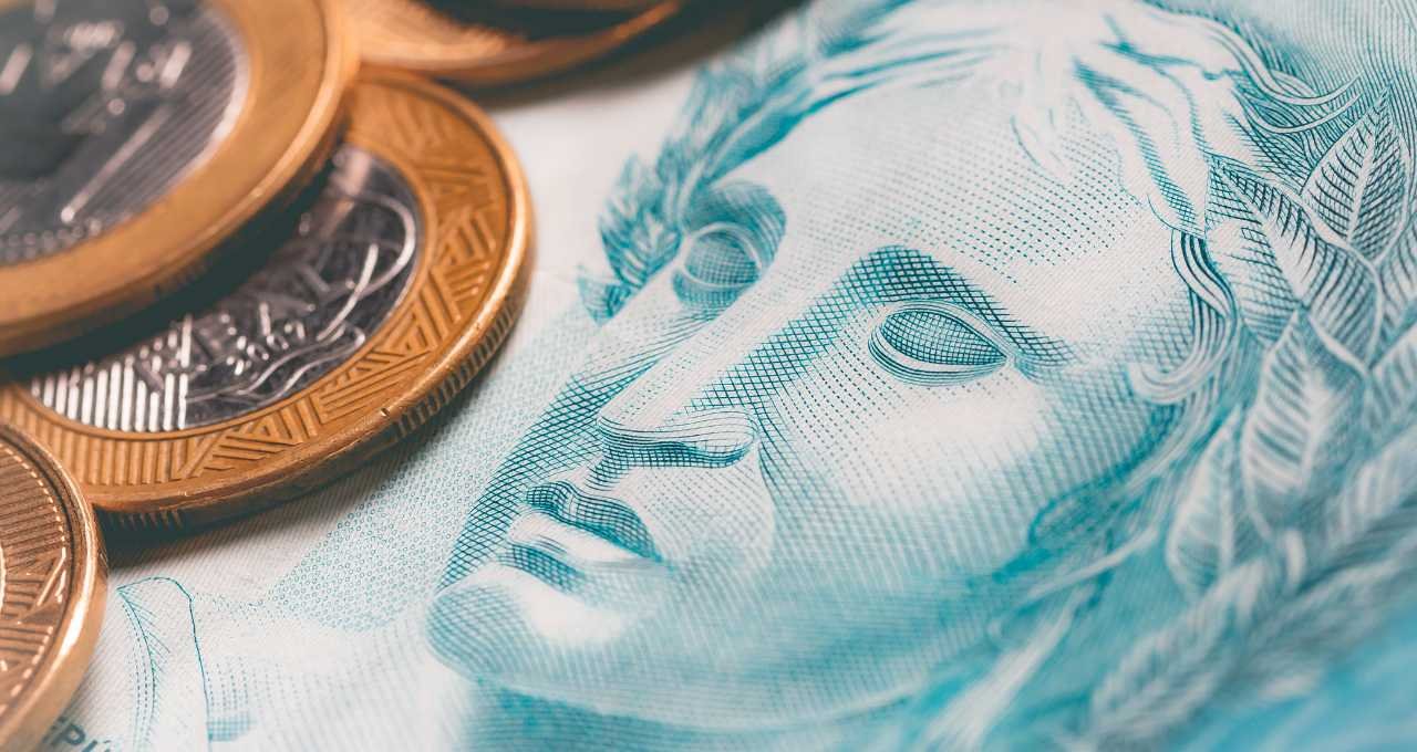 Último pregão antes das eleições tem digestão do Datafolha e IPCA-15; Ibovespa em dólar cai nesta sexta-feira (23)