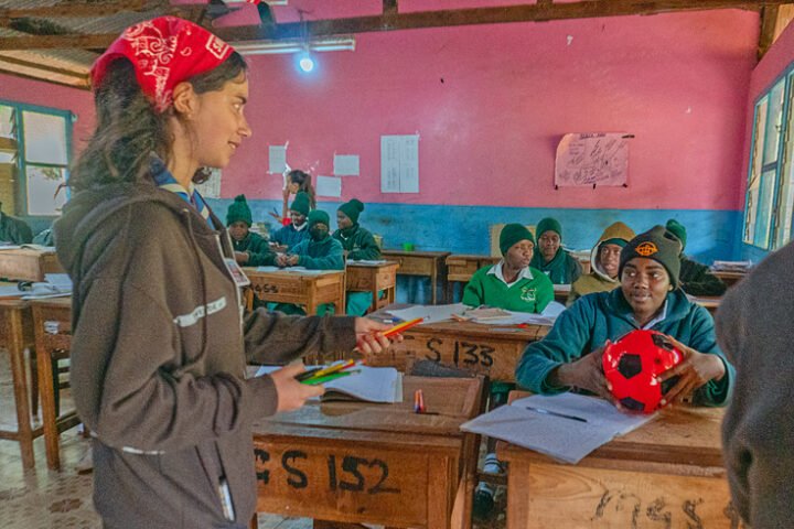 Voluntários renovam escolas e criam espaços de estudo e encontro em África