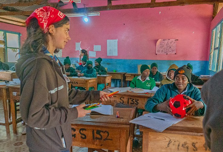 Voluntários renovam escolas e criam espaços de estudo e encontro em África